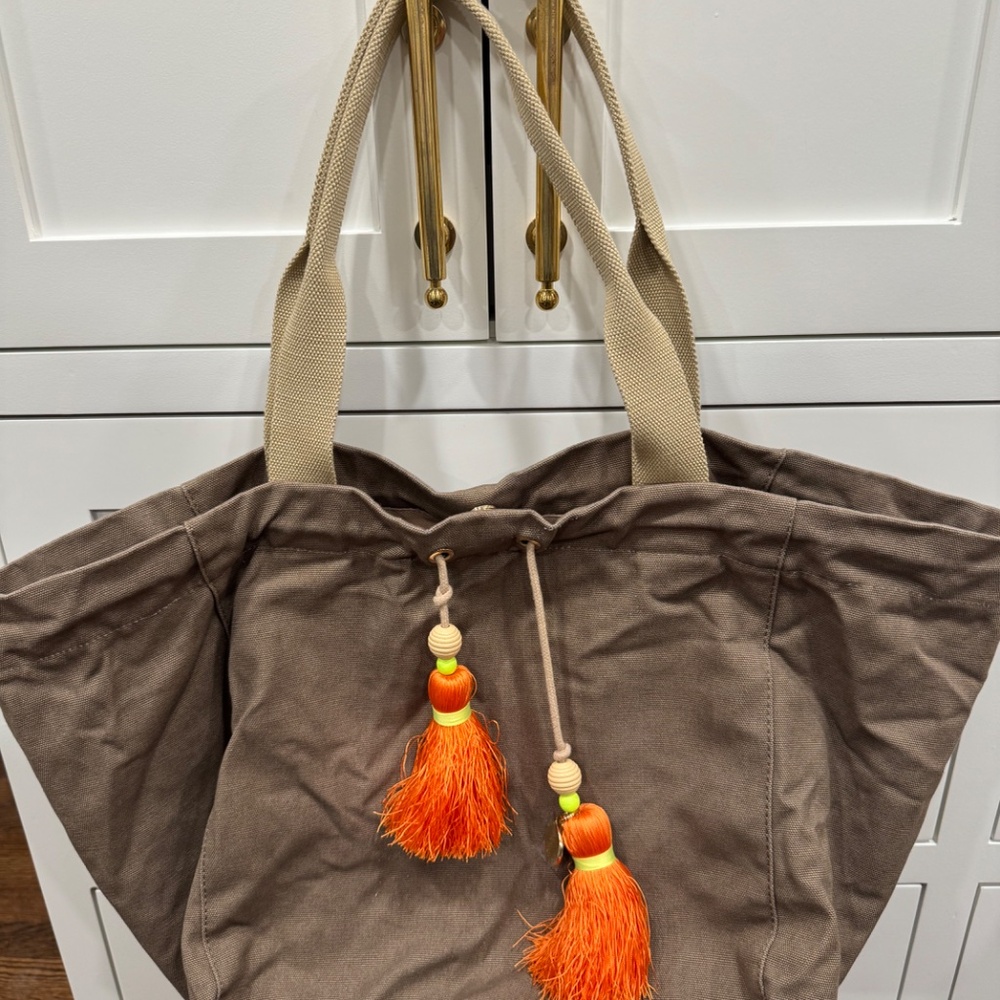 G.I.L.I. Large Tote Olive Green with Orange Tassels - Picture 10 of 10